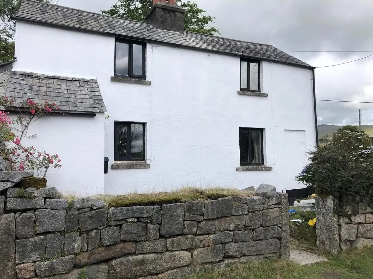 Render repair and exterior repaint of a cottage in Torquay